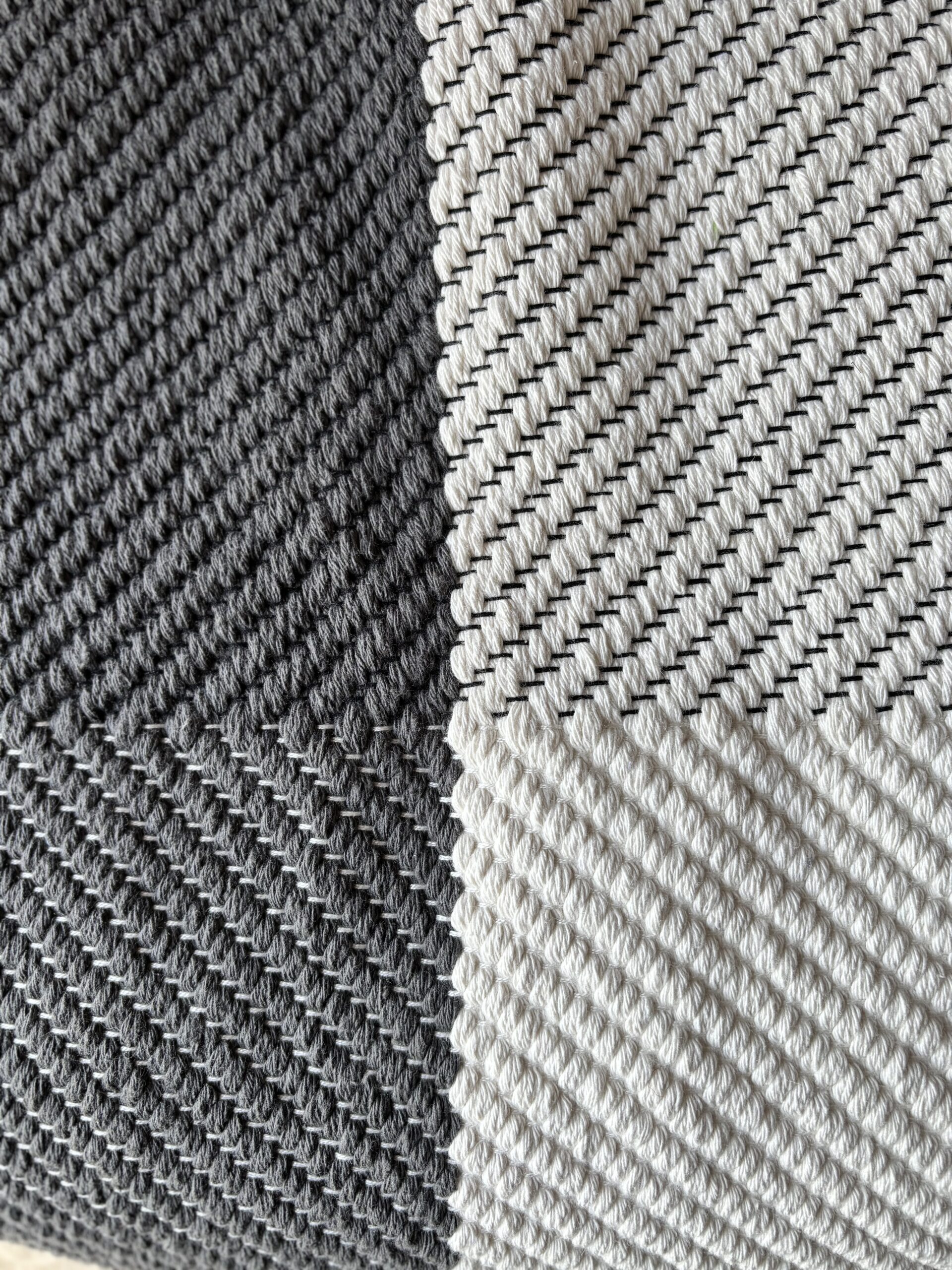 tapis de bain graphique gris foncé et blanc naturel Tapis de bain graphique gris foncé et blanc naturel avec pompons