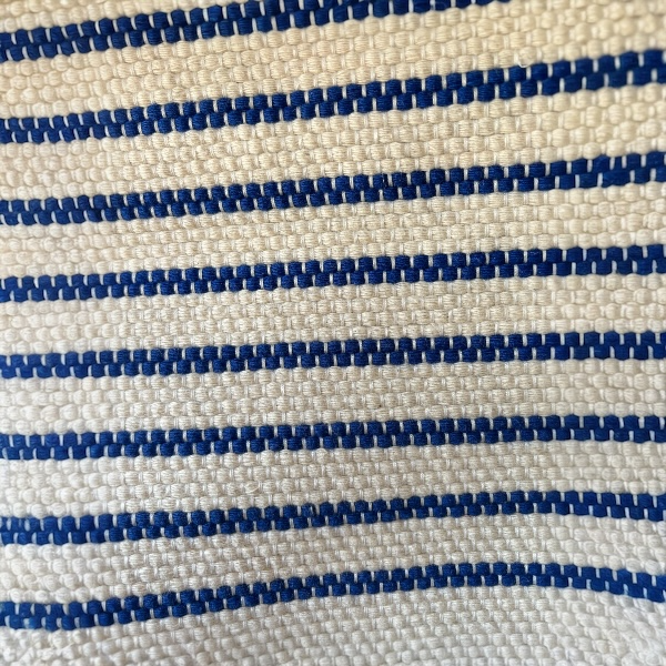 zoom sur tapis de bain rayé bleu tapis de bain coton rayé bleu marine